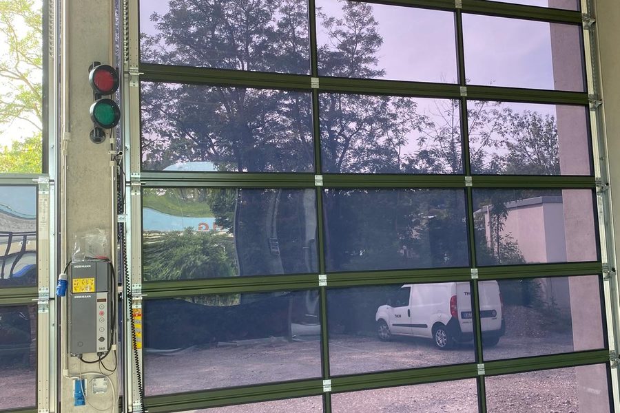 Verglastes Industrietor mit Ampelsteuerung